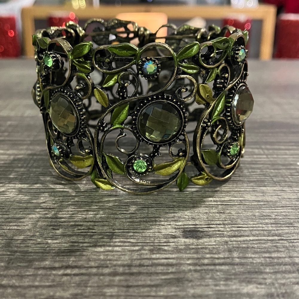 Elegant Green and Gold Bracelet - Picture 2 of 5